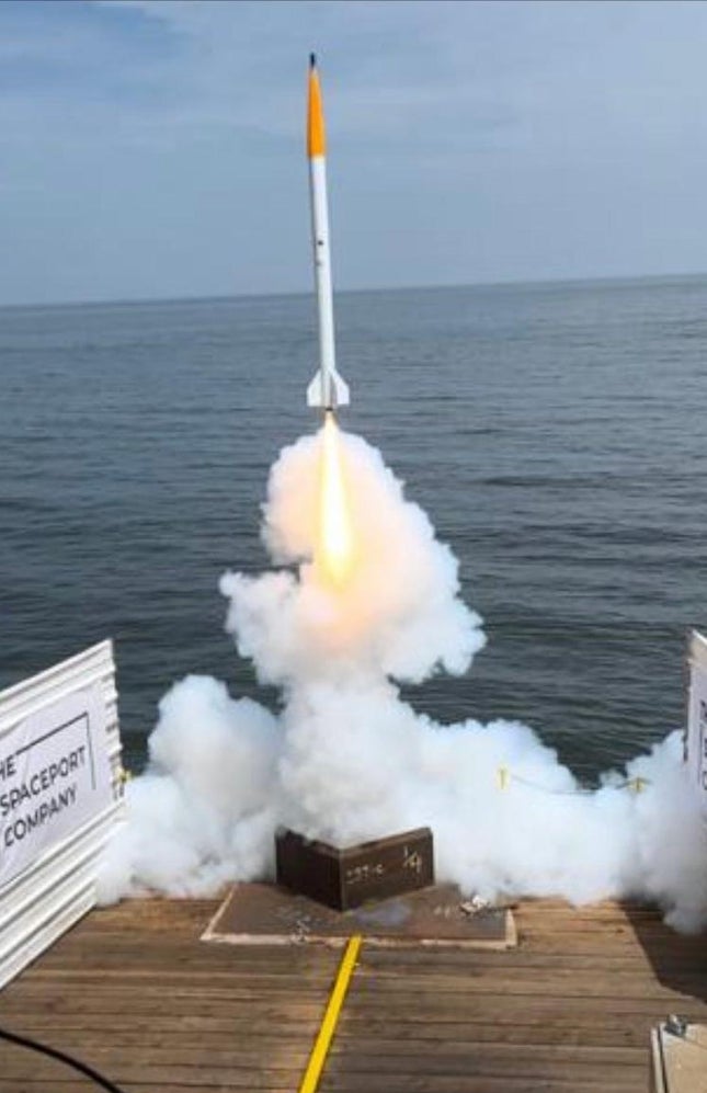 Platformdan küçük bir sondaj roketi fırlatıldı. 